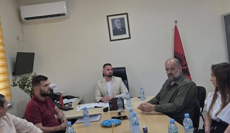 Takim ndërinstitucional ndërmjet Kryetarit të Dhomës së Avokatisë Durrës, z. Petani, së bashku me përfaqësues të Dhomës së Avokatisë, dhe Drejtorit të IEVP-së, z.  Mazrreku, me stafin e tij mbështetës.
